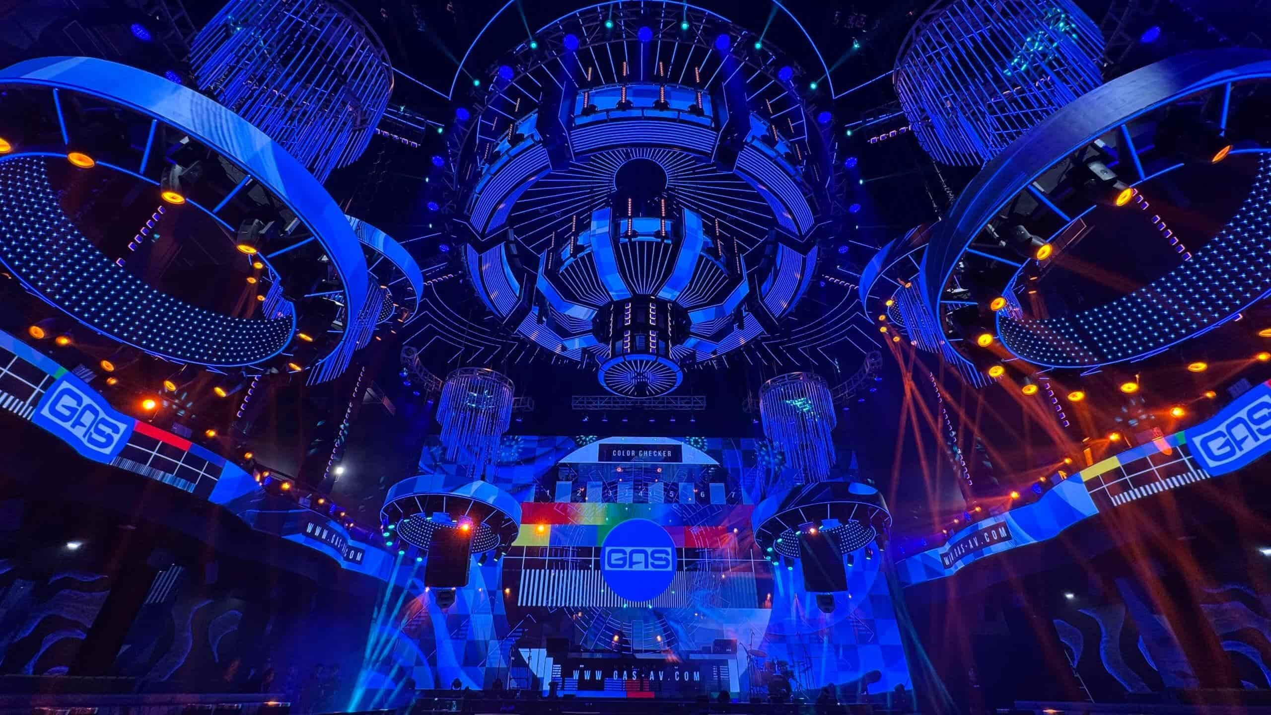 Grupos de cabrestantes sincronizados para la iluminación de un club en Indonesia