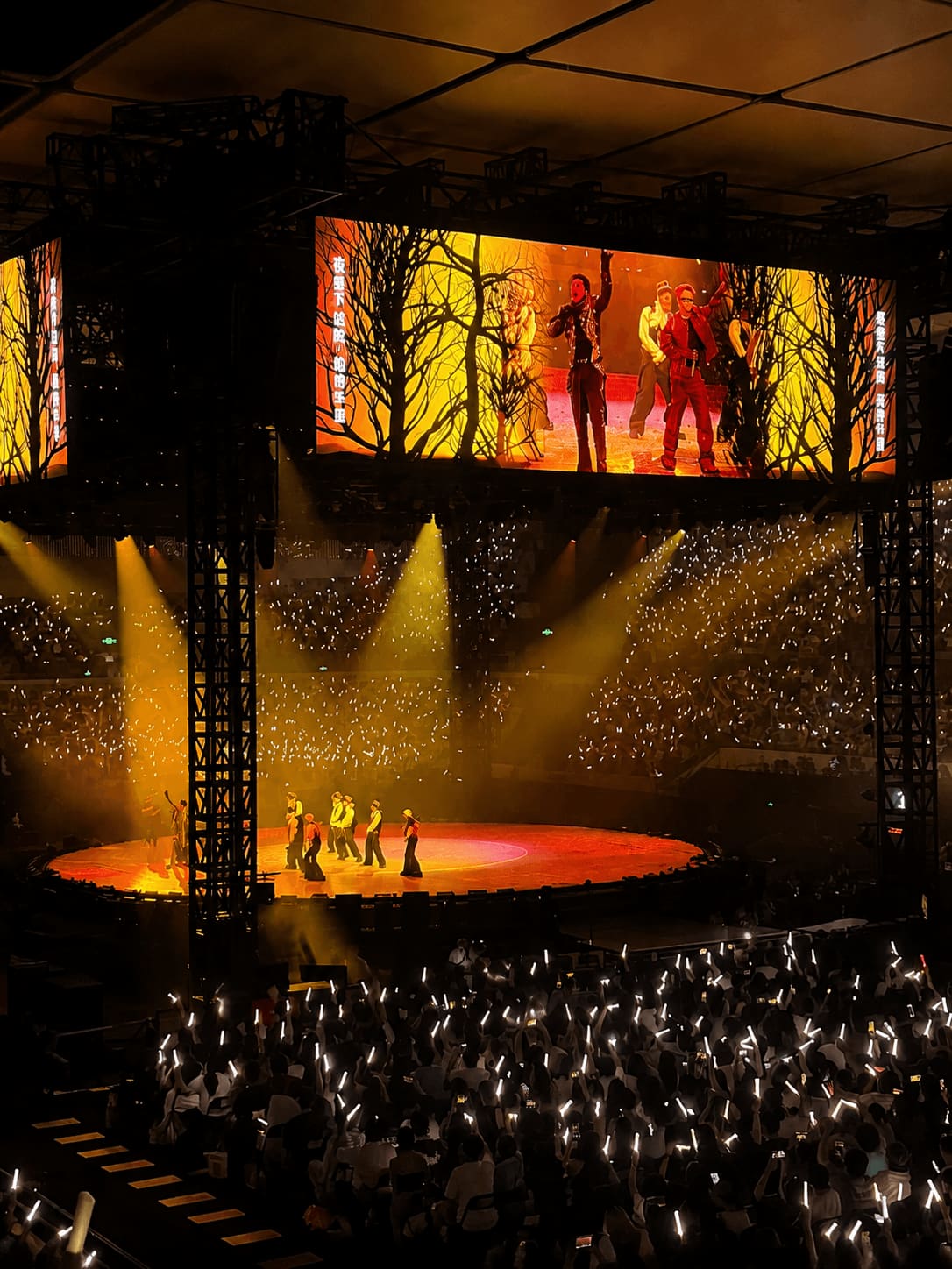 led screen lift